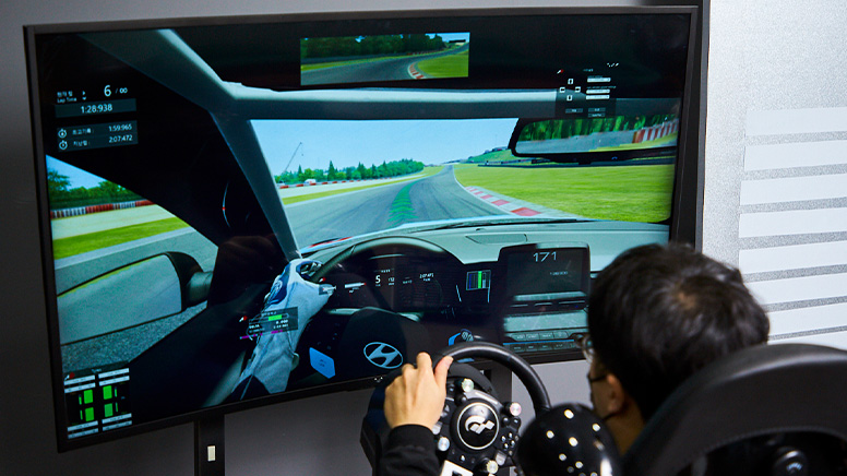 Hyundai Racing Simulator Used to Treat Patients with Brain Injury