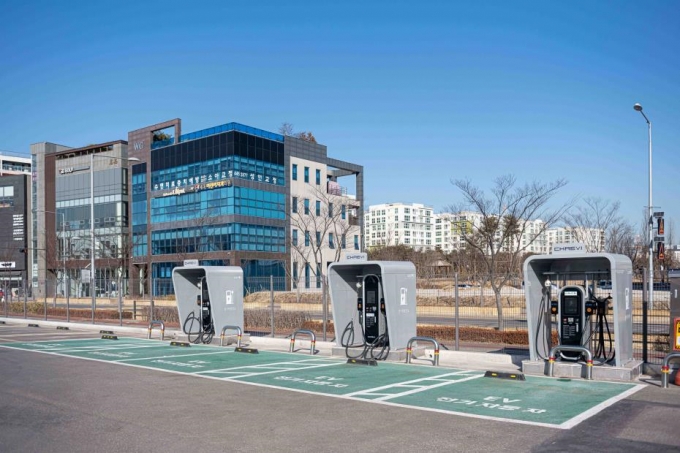 This photo, provided by the Seoul city government on Jan. 20, 2022, shows an electric vehicle charging station in southern Seoul. 