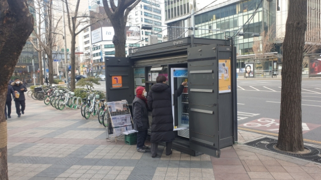 Seoul’s Street Vendor and Shoe Repair Stalls are Disappearing