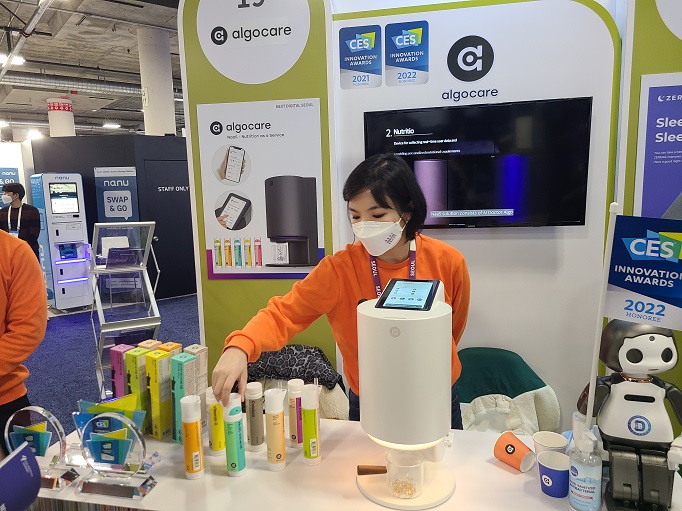 In this file photo, Joung Ji-won, the founder of Algocare Lab, arranges products at a booth at Eureka Park CES 2022 in Las Vegas on Jan. 6, 2022. (Yonhap)