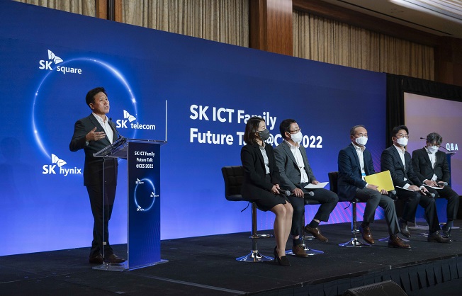 Park Jung-ho (L), vice chairman and CEO of SK hynix and SK Square, speaks during a press conference in Las Vegas on Jan.6, 2022, in this photo provided by SK Telecom Co.