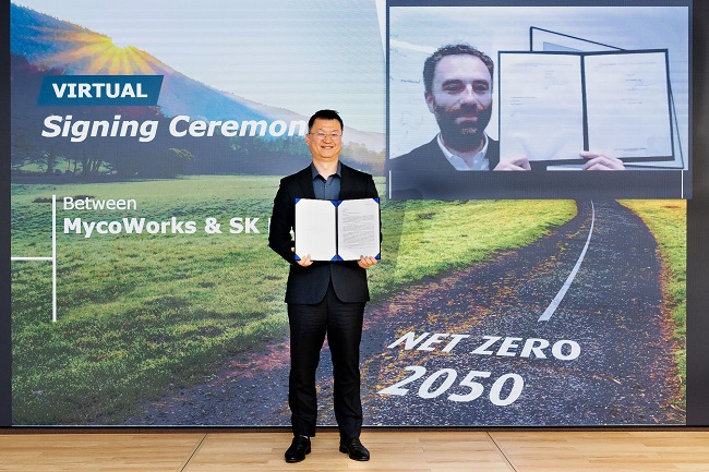 Lee Ho-jeong, SK Networks Co.'s chief of new business portfolio, poses for a photo with Matthew Scullin, CEO of MycoWorks, during a virtual signing ceremony on its US$20 million investment in the U.S. biotech startup, in this photo provided by SK Networks on Jan. 14, 2022.