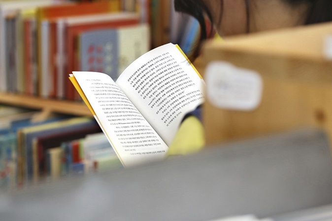 Korean Adults and Students Read Fewer Books Last Year: Survey