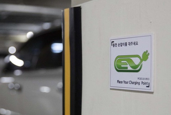 Seen here is an electric vehicle (EV) charger set up at an apartment parking lot in Seoul. (Yonhap)