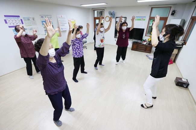 Elderly women participate in a dance class in a senior citizens center in Seoul on June 7, 2021. (Yonhap)