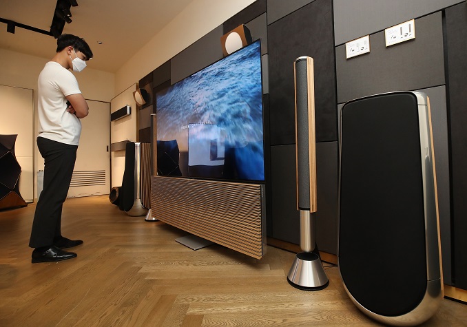 This file photo, taken Aug. 10, 2021, shows a citizen looking at home theater products displayed at a department store in Seoul as the popularity of indoor leisure activities rose amid the COVID-19 pandemic. (Yonhap)
