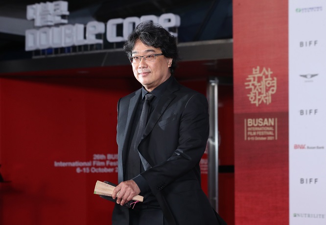 This file photo taken Oct. 6, 2021, shows South Korean director Bong Joon-ho walking the red carpet at the 26th Busan International Film Festival in Busan. (Yonhap)