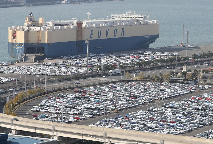 This file photo, taken Nov. 2, 2021, shows cars produced by Hyundai Motor Co. waiting to be exported on a dock in Ulsan, 414 kilometers southeast of Seoul. (Yonhap)
