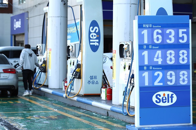 This file photo, taken Dec. 19, 2021, shows gas prices at a filling station in Seoul. (Yonhap)