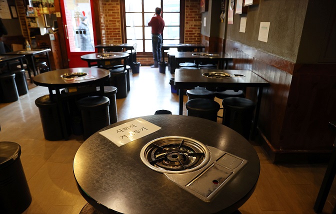 In this file photo, a restaurant in eastern Seoul is empty during lunchtime on Dec. 27, 2021. (Yonhap)