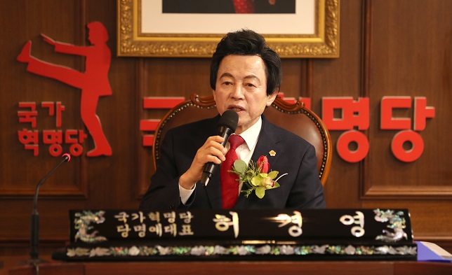 Huh Kyung-young, the presidential candidate of the National Revolutionary Party, holds a press conference for the new year at the party's headquarters in Seoul on Jan. 3, 2022. (Yonhap)