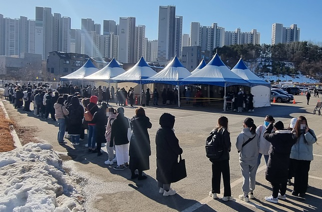 People wait in line to receive tests at a COVID-19 testing station in Gangneung, 237 kilometers east of Seoul, on Jan. 6, 2022, when the country reported 4,126 new cases. (Yonhap)