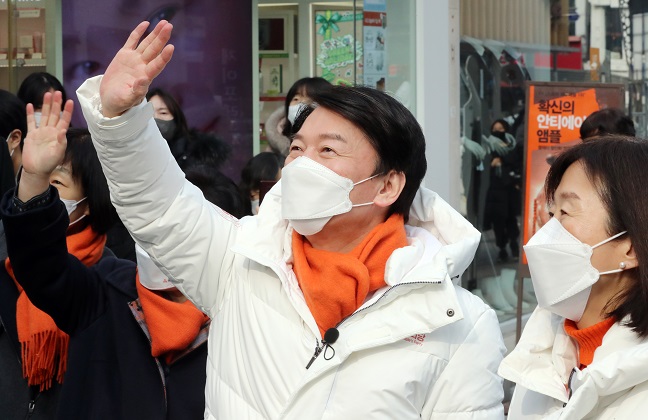 Ahn Cheol-soo, presidential nominee for the minor opposition People's Party, waves to the crowd while on a campaign trail in Cheongju, some 140 kilometers south of Seoul, on Jan. 9, 2022. (Yonhap)
