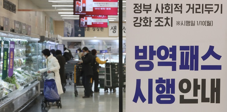 This photo taken Jan. 10, 2022, shows a notice on the vaccine pass system, which took effect for large retail shops, such as department stores and discount store chains, on Monday at an Emart discount store outlet in Changwon, South Gyeongsang Province, (Yonhap)