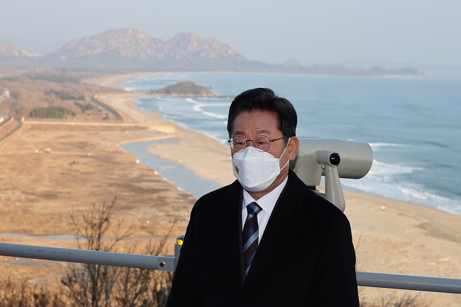Lee Jae-myung, the presidential nominee of the ruling Democratic Party, visits an observatory overlooking North Korea in the border county of Goseong on Jan. 16, 2022. (Yonhap)