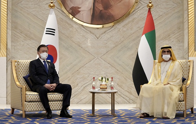 South Korean President Moon Jae-in (L) and United Arab Emirates Prime Minister Sheikh Mohammed bin Rashid Al Maktoum hold talks at the World Exposition in Dubai on Jan. 16, 2022. (Yonhap)