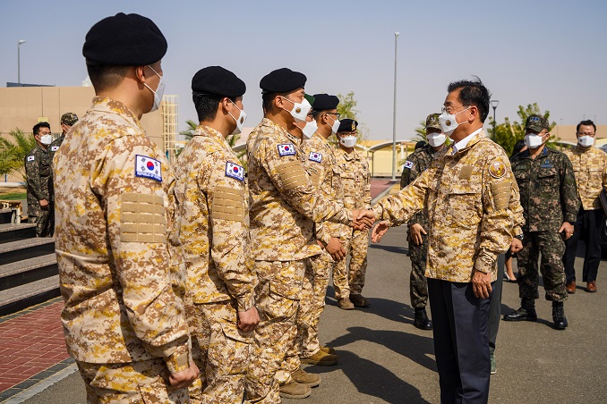 Foreign Minister Chung Eui-yong (R) shakes hands with a member of South Korea's Akh unit in the United Arab Emirates (UAE) on Jan. 17, 2022, in this photo provided by the unit.