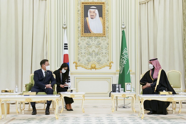 South Korean President Moon Jae-in (L) holds talks with Saudi Arabian Crown Prince Mohammed bin Salman at his palace in Riyadh on Jan. 18, 2022. (Yonhap)