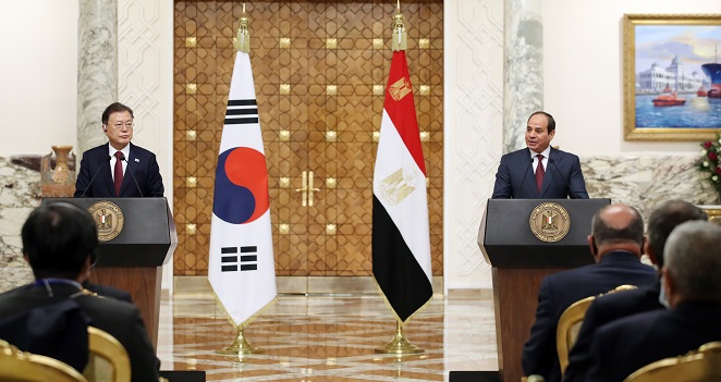 President Moon Jae-in (L) and Egyptian President Abdel Fattah el-Sisi hold a joint news conference after their talks at the presidential palace in Cairo on Jan. 20, 2022. (Yonhap)