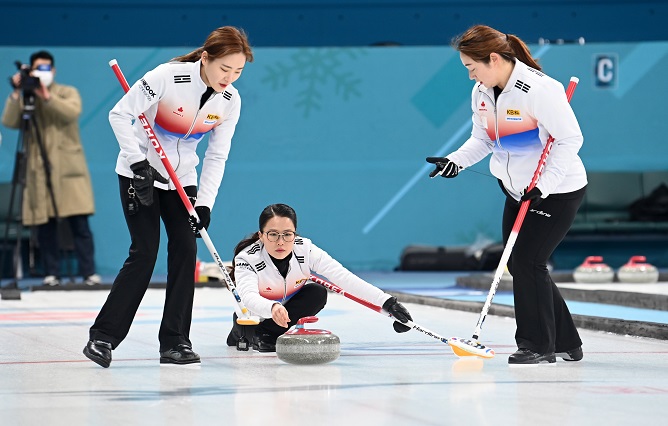 Members of the South Korean women's curling team train during their media day event at Gangneung Curling Centre in Gangneung, around 240 kilometers east of Seoul, on Jan. 21, 2022. (Yonhap)