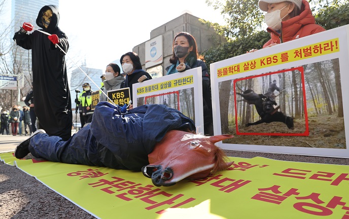 Animal rights advocates stage a rally in Seoul on Jan. 21, 2022, demanding punishment of those responsible for the horse accident. KBS TV has apologized after revelations that a running horse was tripped by a rope and crashed head-first to the ground during filming of a historical drama and died about a week later amid allegations of animal abuse. (Yonhap)