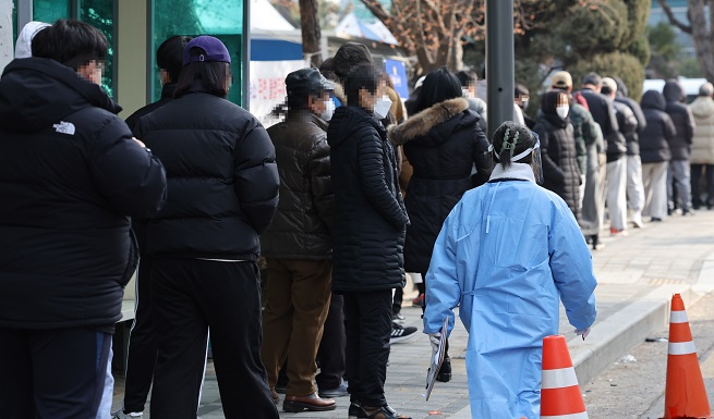People wait in line to receive COVID-19 tests in Seoul on Jan. 23, 2022, as South Korea's daily coronavirus cases spiked to the second-largest figure since the pandemic began amid the fast spread of the omicron variant. (Yonhap)