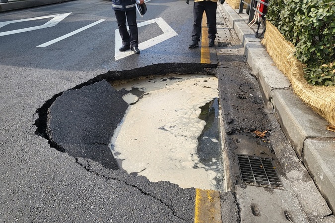 A partial road collapse caused by a sinkhole is seen near Jongno 5-ga Station in central Seoul on Jan. 23, 2022. (Yonhap)