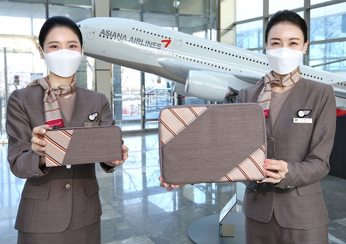 Asiana Turns Old Uniforms into Tablet Pouches