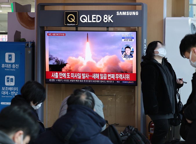 In this file photo, a news report on North Korea's launch of an intermediate-range ballistic missile is aired on a television at Seoul Station on Jan. 30, 2022. South Korea's military said the missile flew about 800 kilometers at a top altitude of 2,000 km. (Yonhap)