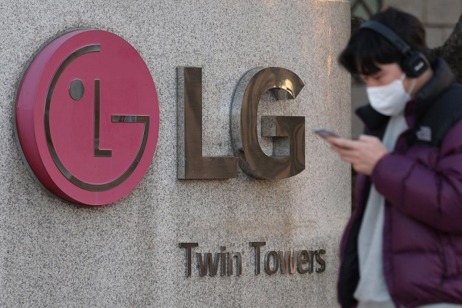 A man passes by the LG Electronics headquarters in Yeouido, Seoul, in the Jan. 7, 2022, file photo. (Yonhap)
