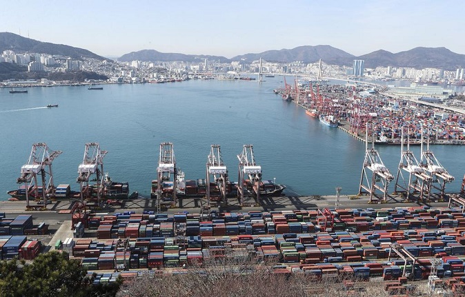 Containers are stacked up for outbound shipments at Gamman Pier in Busan on Jan. 21, 2022. According to provisional tallies by customs authorities, the country's exports came in at US$34.4 billion during the first 20 days of the year, up 22 percent from a year before. (Yonhap)