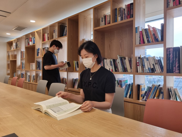 S. Korean Firms Step Up to Encourage Reading