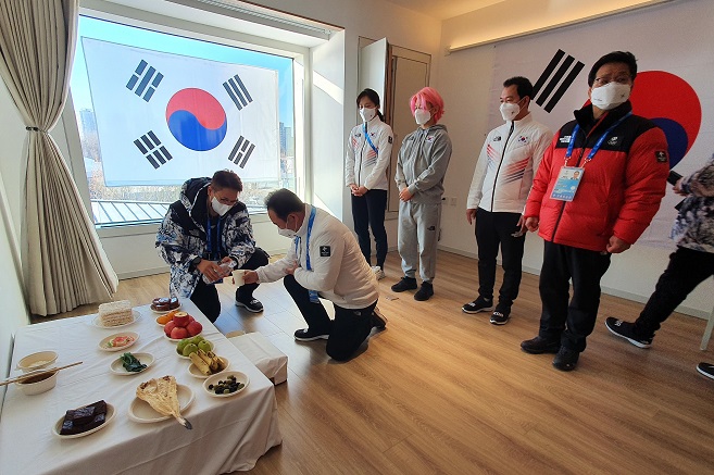 Yoon Hong-geun (C, kneeling), head of the South Korean athletic delegation to the 2022 Beijing Winter Olympics participates in a traditional celebration of the Lunar New Year's Day at the athletes' village in Beijing on Feb. 1, 2022, in this photo provided by the Korean Sport & Olympic Committee.