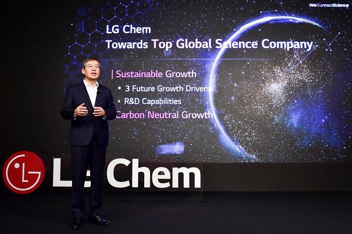 LG Chem CEO Shin Hak-cheol delivers a presentation on the company's mid-to long-term business plans toward 2030 during an online session, in this photo provided by the company on Feb. 8, 2022.