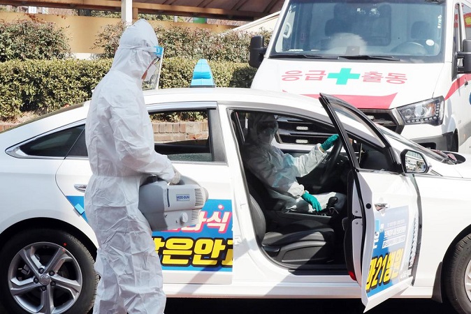 A taxi driver in protective gear prepares to operate a "quarantine taxi" in the southwestern city of Gwangju on Feb. 24, 2022, as the city decided to run such transportation means to support at-home patients. (Yonhap)