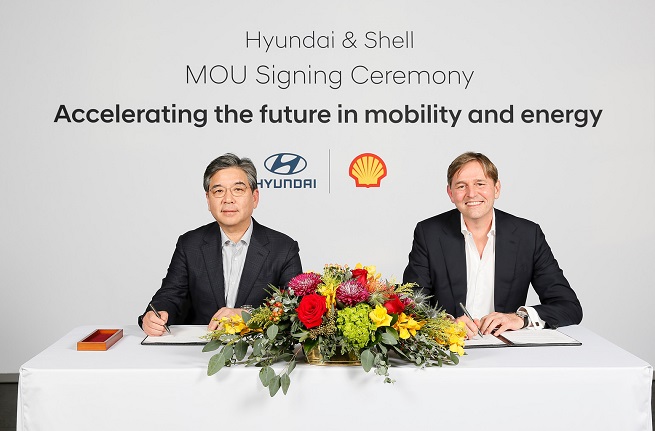 This photo taken in the third week of February, 2022, and provided by Hyundai Motor shows the carmaker's Chief Executive Officer Chang Jae-hoon (L) and Shell's Downstream Director Huibert Vigeveno signing an MOU for partnership in electrification and carbon neutrality at Hyundai's U.S. office.