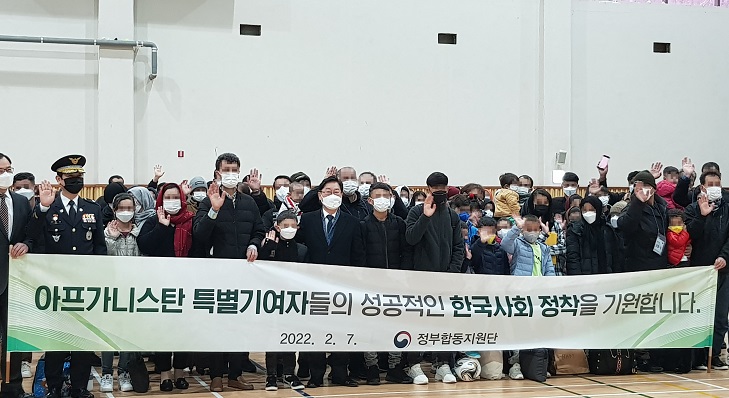 This photo, provided by the Ministry of Justice on Feb. 7, 2022, shows Justice Minister Park Beom-kye and Afghan evacuees taking a picture before leaving the temporary evacuee residence in the southwestern city of Yeosu.