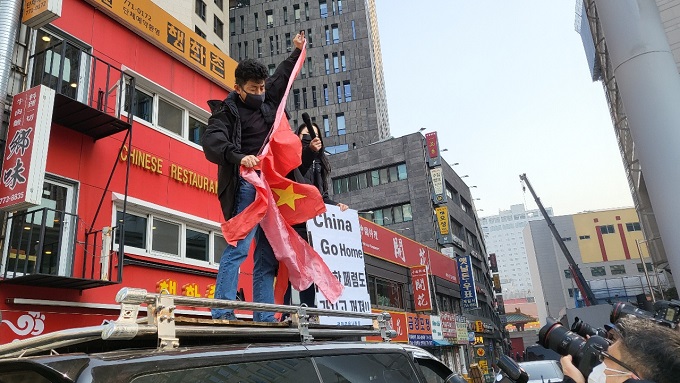 Protesters Tear Up Chinese Flag During Rally in Seoul over Olympic Refereeing
