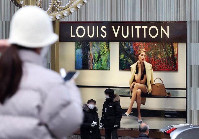 This photo shows a Louis Vuitton shop in Seoul on Jan. 17, 2022. The French luxury brand plans to shut down all of its downtown duty-free shops in South Korea by March. (Yonhap)
