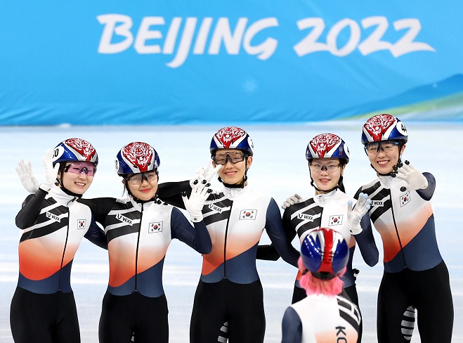 South Korean short track speed skater Kwak Yoon-gy (foreground) takes a picture of five members of the women's team after their training session at Capital Indoor Stadium in Beijing on Feb. 2, 2022. From left: Choi Min-jeong, Park Ji-yun, Seo Whi-min, Lee Yu-bin and Kim A-lang. (Yonhap)