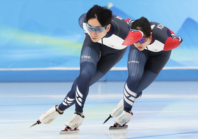 South Korean speed skaters Lee Seung-hoon (L) and Kim Bo-reum train at the National Speed Skating Oval in Beijing on Feb. 4, 2022, in preparation for the Beijing Winter Olympics. (Yonhap)