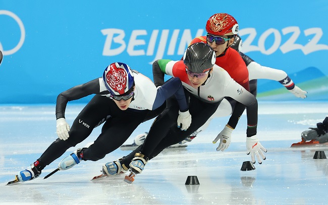 Lee June-seo of South Korea (L) clashes with Liu Shaoang of Hungary during the semifinals of the men's 1,000m short track speed skating race at the Beijing Winter Olympics at Capital Indoor Stadium in Beijing on Feb. 7, 2022. Lee finished the race in second place but was penalized for making a lane change that interfered with Liu. (Yonhap)