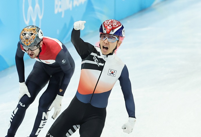 Kwak Yoon-gy of South Korea celebrates his team's victory in the men's 5,000m relay semifinal heat in short track speed skating during the Beijing Winter Olympics at Capital Indoor Stadium in Beijing on Feb. 11, 2022. (Yonhap)