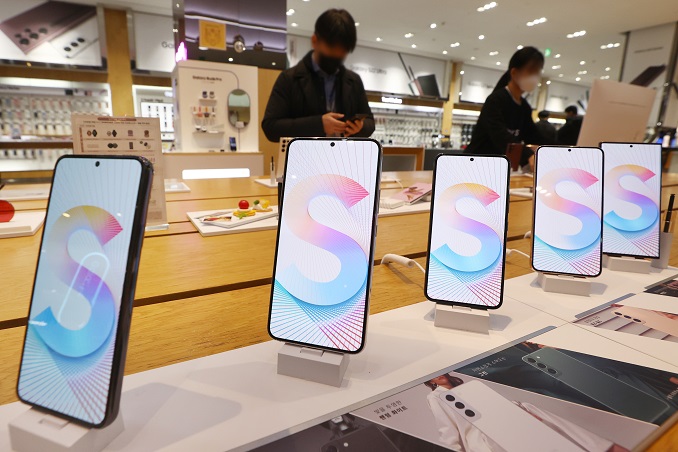 Customers experience new models of the Galaxy S22 phones at the promotional hall of Samsung Electronics Co. in Seoul on Feb. 14, 2022. (Yonhap)