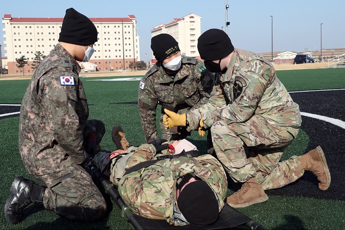 A U.S. instructor teaches cadets how to treat a battle casualty as part of a training program at Camp Humphreys, a sprawling U.S. base in Pyeongtaek, 70 kilometers south of Seoul, on Feb. 17, 2022. (Yonhap)