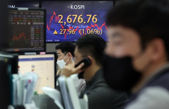 An electronic signboard in the dealing room of Hana Bank in Seoul on Feb. 25, 2022, shows the benchmark Korea Composite Stock Price Index (KOSPI) having gained 27.96 points, or 1.06 percent, to close at 2,676.76. South Korean stocks closed higher as investors regained appetite for risky assets after the United States announced sanctions on Russia over its invasion of Ukraine. (Yonhap)