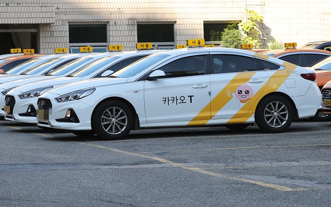 Taxis affiliated with Kakao Mobility Corp.'s taxi-hailing service are parked at a parking lot in Seoul on Sept. 14, 2021. (Yonhap)