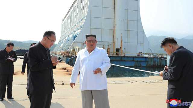 North Korean leader Kim Jong-un (C) inspects the Mount Kumgang resort on the east coast, in this photo provided by the Korean Central News Agency (KCNA) on Oct. 23, 2019. (Yonhap)