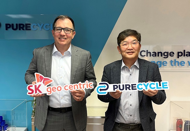 SK Geocentric CEO Na Kyung-soo (R) poses for a photo with PureCycle Technologies CEO Mike Otworth at the latter's company headquarters in Florida, the United States, in November last year, in this photo provided by SK Geocentric on March 15, 2022.
