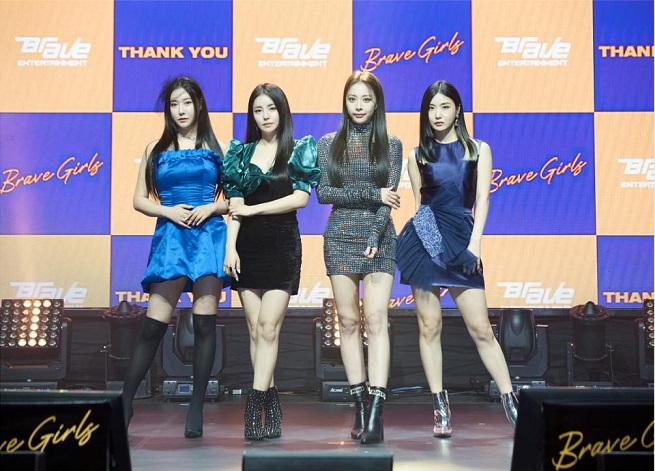 K-pop group Brave Girls poses for the camera during an online media showcase in Seoul for its sixth EP, "Thank You," on March 23, 2022. (Yonhap)